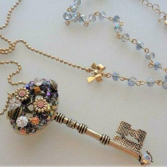 Betsey Johnson FLOWERS GOLD KEY NECKLACE - Picture 2 of 7